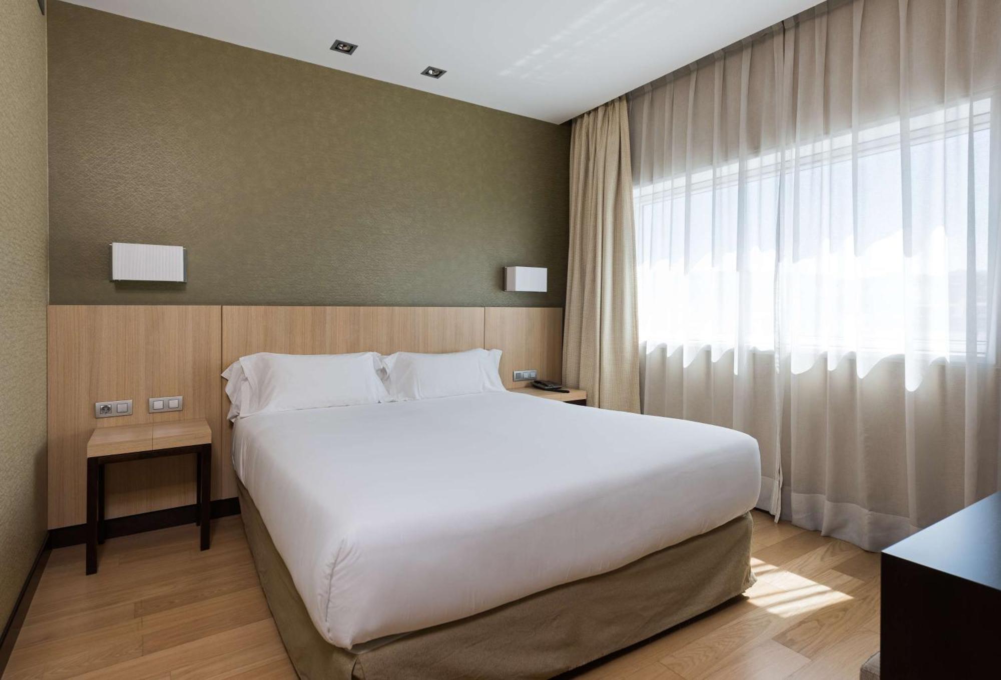 เอ็นเอช ริเบรา เดล มันซานาเรซ Hotel มาดริด ภายนอก รูปภาพ