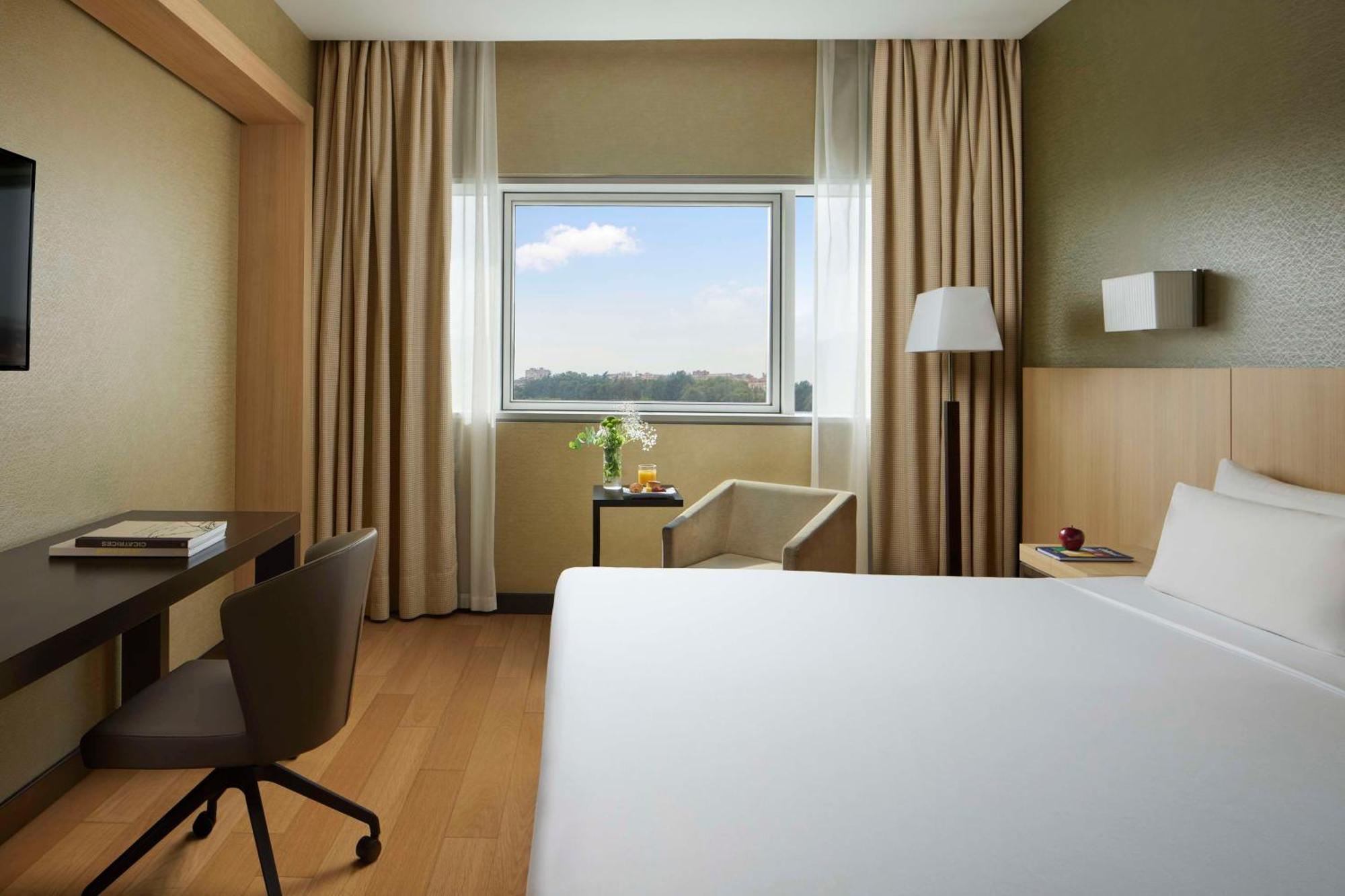 เอ็นเอช ริเบรา เดล มันซานาเรซ Hotel มาดริด ภายนอก รูปภาพ